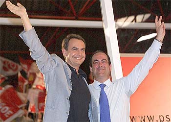 José Luis Rodríguez Zapatero y José Bono durante el mitin de ayer en Talavera de la Reina (Toledo).