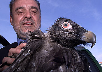  Esperanza,  con los responsables de Medio Ambiente de Aragón, ayer, en el aeropuerto de Barcelona.