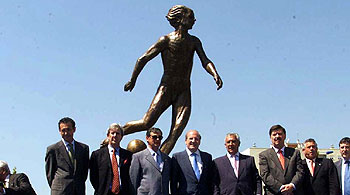 EL MONUMENTO QUE INAUGURÓ ARENAS ES FALSO.