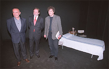 José Luis Gómez, Juan Luis Cebrián  y Manuel Rivas, en el escenario de la representación . 