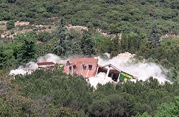 La dinamita acaba con un símbolo de la especulación