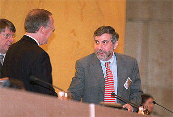 Paul Krugman (a la derecha) saluda al presidente del Instituto Mundial de Cajas de Ahorros, Holger Berndt.