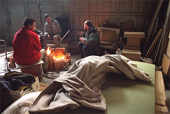 Indigentes de Madrid, en el interior de un edificio abandonado de una fábrica.