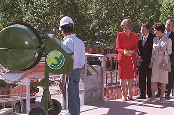 La Reina, acompañada de José María Álvarez del Manzano, Paloma O'Shea y Luis Alberto de Cuenca, ante las obras.