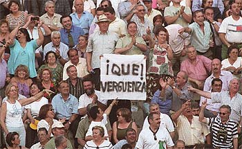 El público de ayer en Las Ventas mostró con carteles su descontento.
