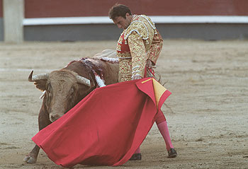 Enrique Ponce, en la lidia de su primer toro.