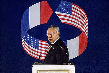 Colin Powell, en un momento de su conferencia de prensa, ayer en París.