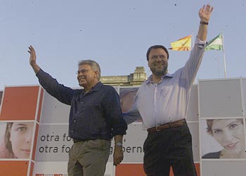 Felipe González y Alfredo Sánchez Monteseirín, en el mitin de cierre de campaña celebrado ayer en Sevilla.
