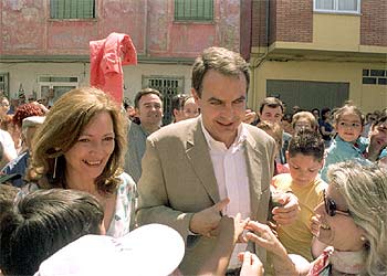 Rodríguez Zapatero recorre ayer las calles de Ponferrada (León), junto a la candidata a la alcaldía, Charo Velasco.
