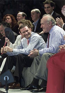El  lehendakari , Juan José Ibarretxe, junto a Xabier Arzalluz, ayer, en el cierre de campaña del PNV en Bilbao.