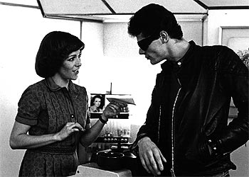 Carmen Maura y José Lage, vocalista de Burning, en una escena del filme  ¿Qué hace una chica como tú en un sitio como éste?  , de Fernando Colomo. 