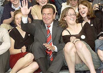 Gerhard Schröder, ayer, con un grupo de estudiantes norteamericanas que han pasado un año en Alemania. rnrn EPA