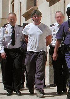 José Javier Salvador es conducido al juzgado de Teruel para dar cuenta de la muerte de su mujer.