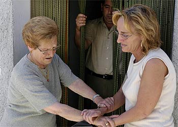 Familiares de Patricia Maurel Conte (abajo), ayer, en la Puebla de Híjar (Teruel), tras conocer el  asesinato de la mujer.
