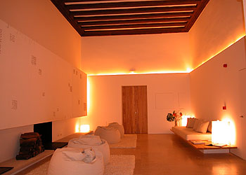 El salón de la primera planta del hotel, cuya arquitectura interior es obra de Rafael Balaguer y Antoni Esteva.rnrnTonos claros en una de las habitaciones del Convent de la Missió.