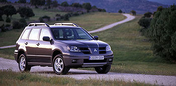 El frontal del Outlander muestra la nueva imagen corporativa de Mitsubishi: parrilla rotunda y dos generosas tomas de aire separadas por el logotipo de la marca.