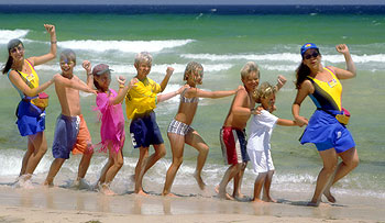 Un grupo de niños con dos monitoras del Sol Meliá, cadena española especializada en hoteles de vacaciones que ofrece muchas actividades para que los niños se entretengan.