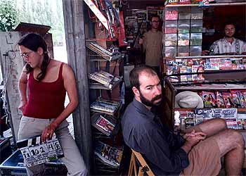 El director Jaime Rosales, sentado, durante el rodaje de  Las horas del día.  rnrn CARMEN SECANELLA