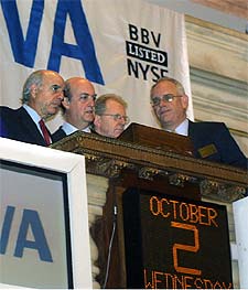 A la derecha, Francisco González, presidente del BBVA, en Wall Street.