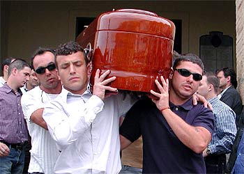 El féretro de Patricia Maurel es portado ayer por familiares y amigos en Híjar; a la derecha, su hermano Cristian. rnrn EFE