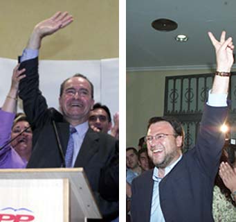 De la Torre, a la izquierda, celebra su victoria en Málaga. A la derecha, Sánchez Monteseirín, tras conocer los resultados.