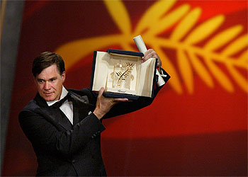 El director Gus van Sant levanta la Palma de Oro del 56º Festival de Cannes por  Elefante. 