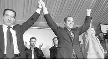 Francisco Camps, con Eduardo Zaplana y Rita Barberá, celebraba la victoria ante los seguidores del PP la pasada madrugada en Valencia.