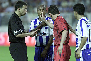 Nihat discute con Romero y Valcarce, en presencia del árbitro González Vázquez.