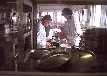 Estudiantes de FP preparan la comida en la cocina del Instituto María Zayas de Majadahonda, en Madrid.