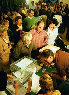 Los electores depositan su voto en un colegio de Madird.