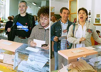 Votantes con eslóganes alusivos al  Prestige  depositan su voto en sendos colegios electorales de Madrid y Colmenarejo.