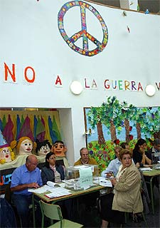 Mesa electoral en el colegio Pau Romeva de Barcelona.