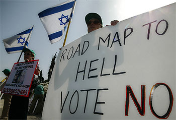 Un colono judío sostiene una pancarta que dice: 