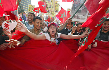 Decenas de miles de marroquíes tomaron ayer las calles de Casablanca para manifestarse contra el terrorismo.