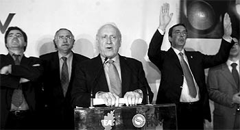 Arzalluz, acompañado de Knörr, Azkuna y Bilbao (de izquierda a derecha), anoche durante su comparecencia en la capital vizcaína.