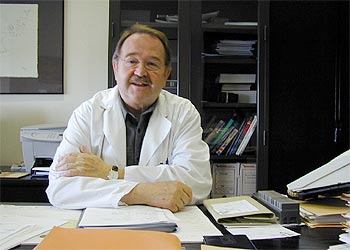 El andrólogo e internista Frank Comhaire, en su consulta.