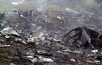 Bomberos turcos rastrean los restos del avión Yak-42 que se estrelló cerca de la ciudad de Trebisonda.