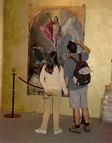 Visitantes de la exposición ante  La resurrección,  de El Greco.
