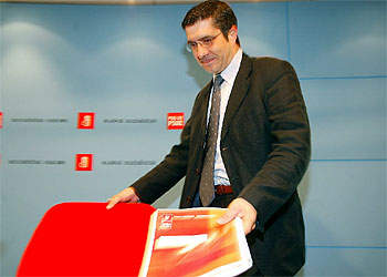 Patxi López, durante la rueda de prensa, ayer, en la sede del PSOE en Bilbao.rnrn TXETXU BERRUEZO