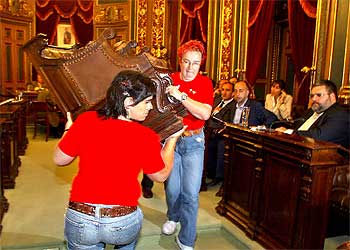 Con los escaños a cuestas.