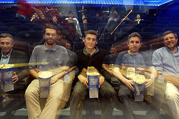 Vicente López, Toni Juan, Oscar Conesa, Fermín Sánchez y Gustavo Deco, de izquierda a derecha, preparados para ver 'Matrix'.