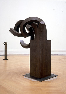 El peine del viento XVII   (abajo),  de Eduardo Chillida, que se exponen en la Royal Academy de Londres.