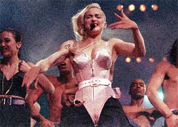 Madonna, durante una actuación de su espectáculo  Ambición rubia , en 1990.