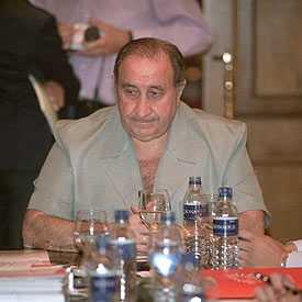 Jesús Gil, pensativo, presidiendo por última vez el Consejo de Administración del Atlético.