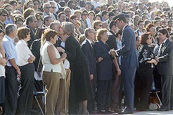 La Reina, el Príncipe y el presidente del Gobierno, José María Aznar, dan el pésame a los familiares de los soldados muertos.rnrn  GORKA LEJARCEGI