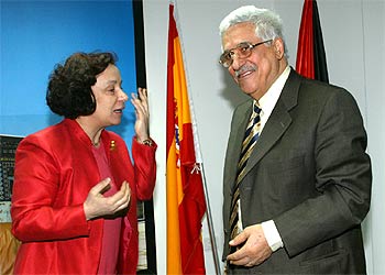 Ana Palacio conversa con el primer ministro palestino, Abu Mazen, ayer en Ramala.rnrn rnrn REUTERS