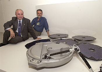 Los investigadores Ricardo Amils (derecha) y Luis Vázquez, junto a una maqueta de la sonda  Beagle 2.  