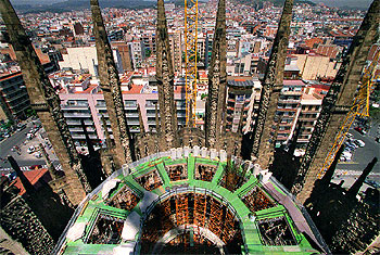 La Sagrada Familia crece en altura y presupuesto