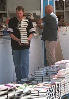 Preparativos de la Feria del Libro de Madrid ayer en el Retiro.
