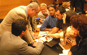 Integrantes de la Junta Electoral, con los responsables del PSPV y de L'Entesa, ayer, en las Cortes Valencianas durante el escrutinio.